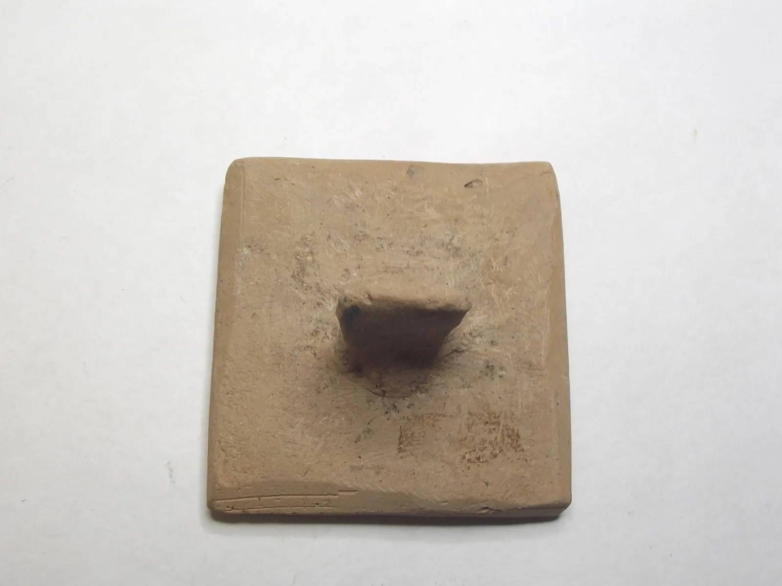 Sello de barro cocido