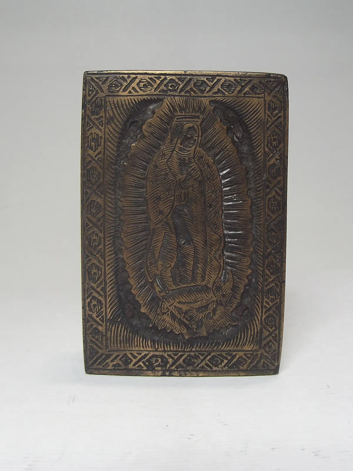 Grabado en bronce con base de madera
