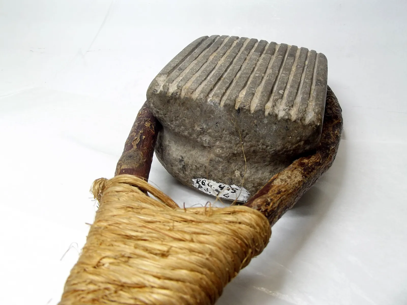 Batidor de piedra con horqueta de ramas