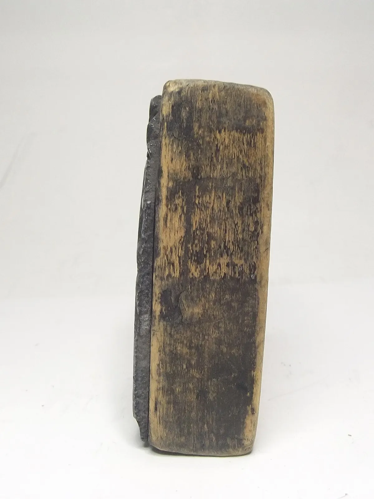Grabado en plomo con base de madera
