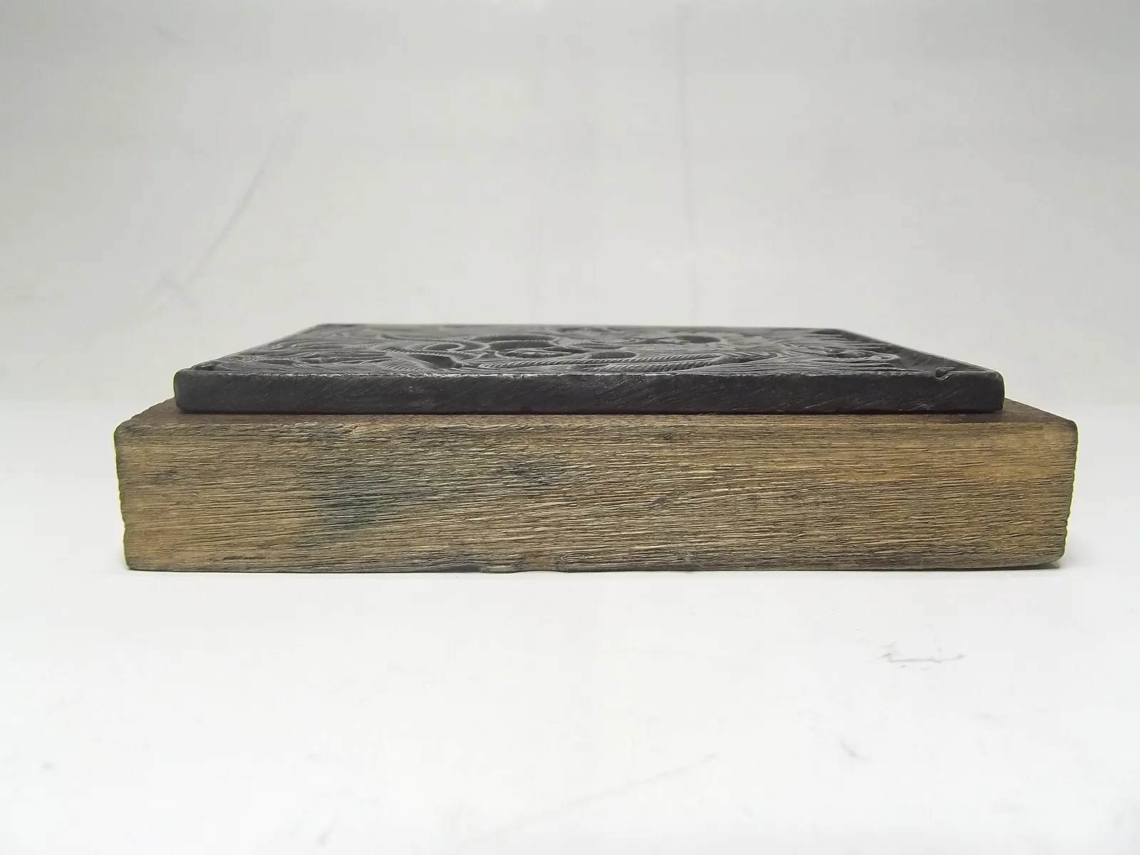 Grabado en plomo con base de madera