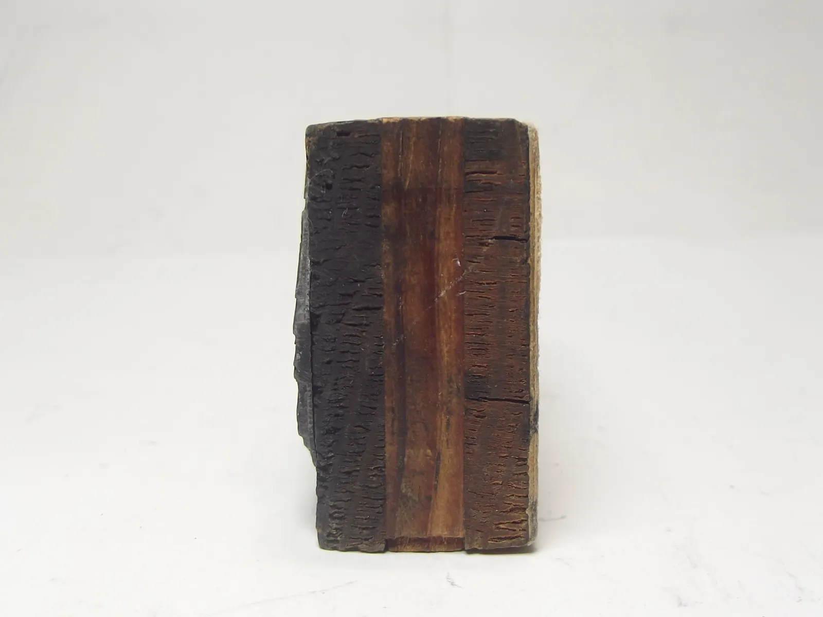 Grabado en plomo con base de madera
