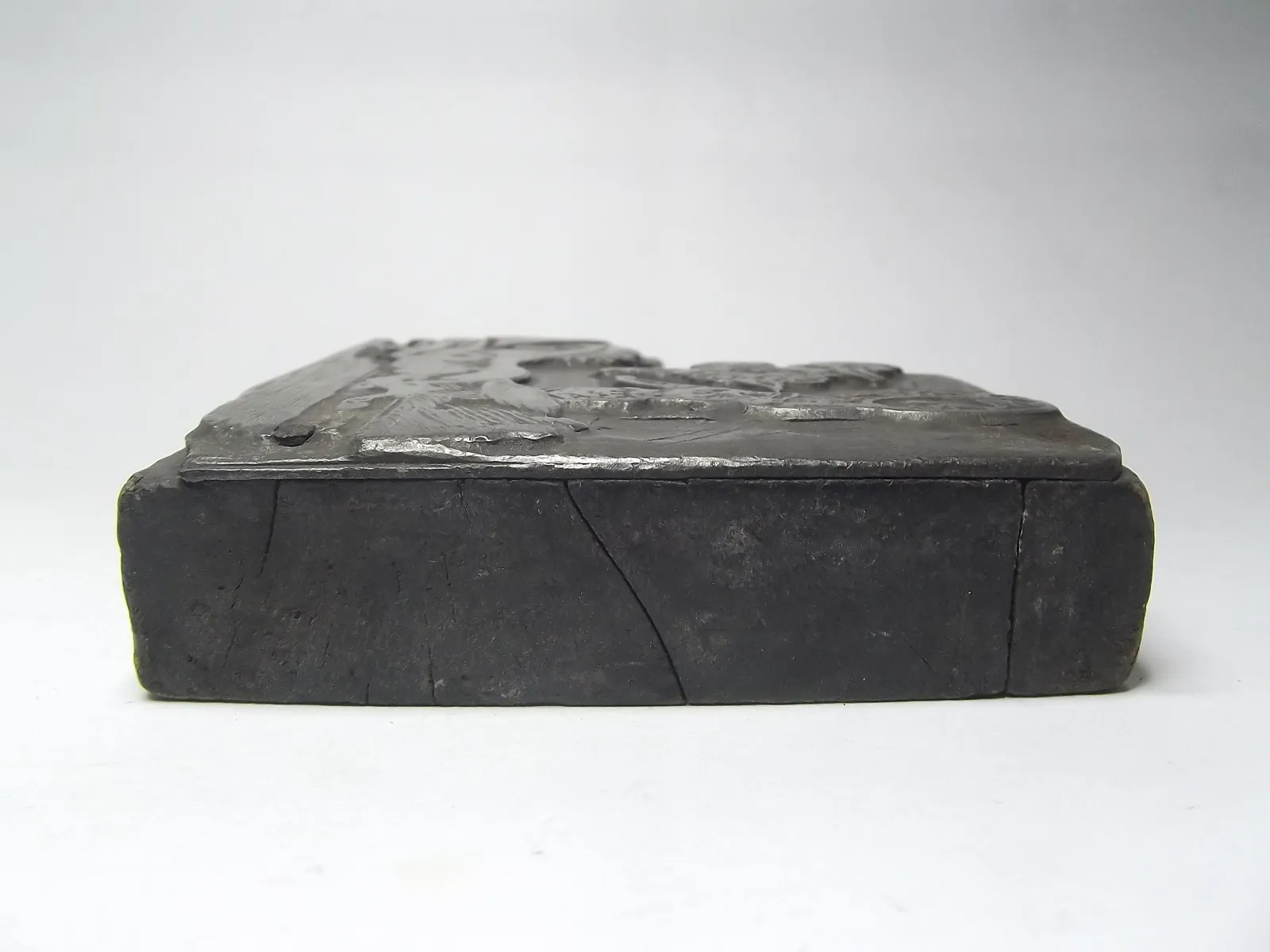 Grabado en plomo con base de madera