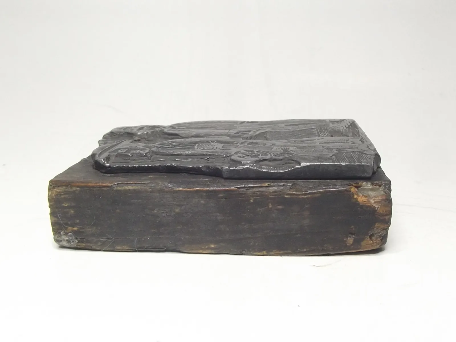 Grabado en plomo con base de madera