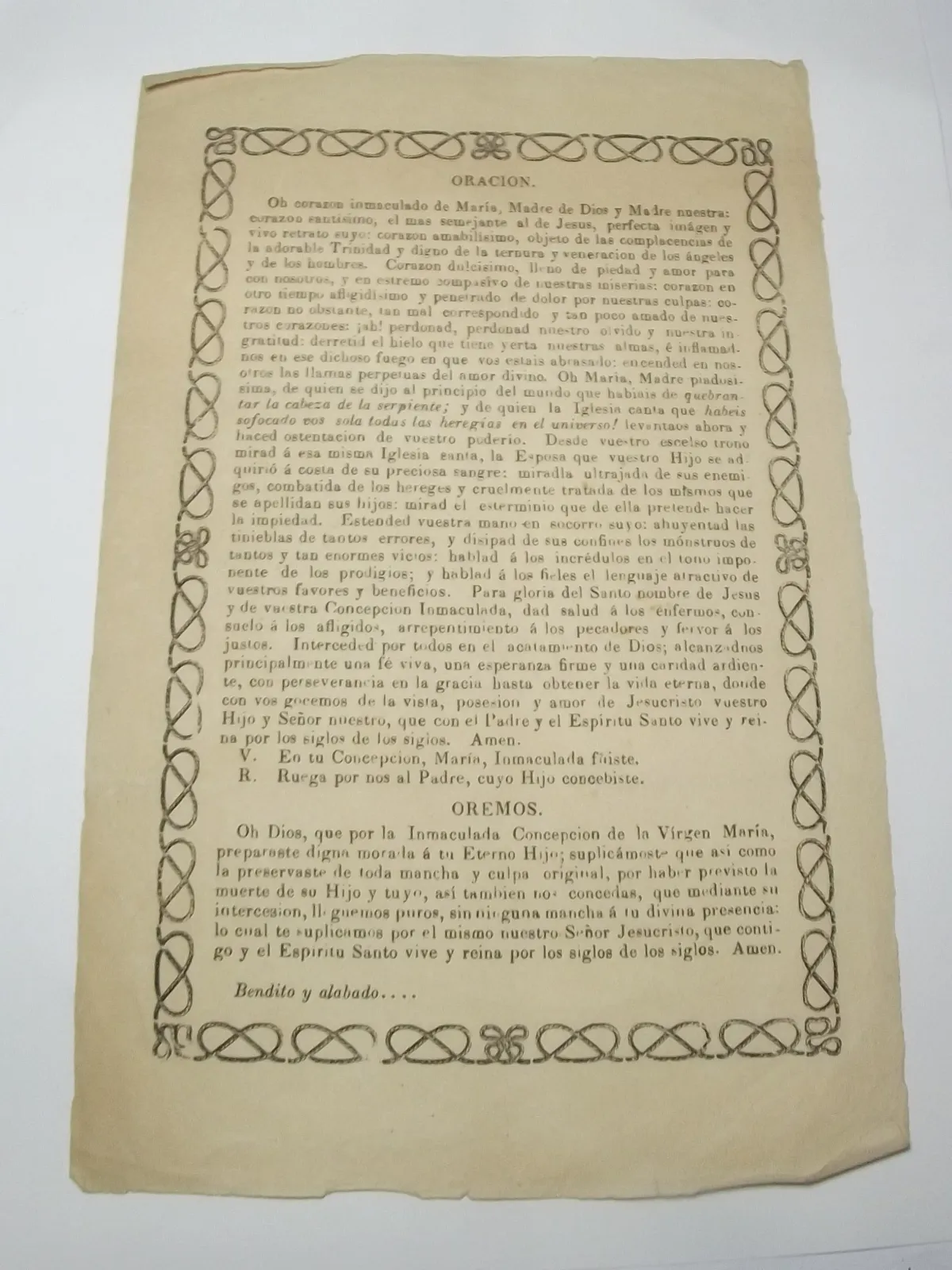 Hoja de libro con oración y margen de lazo