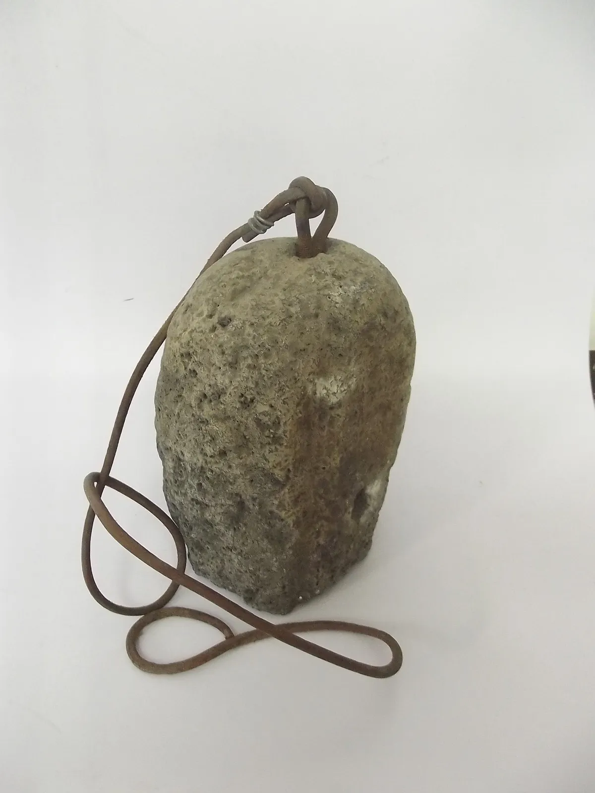 Piedra con tira de cuero