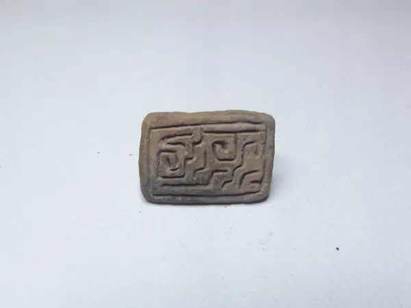 Sello de barro cocido