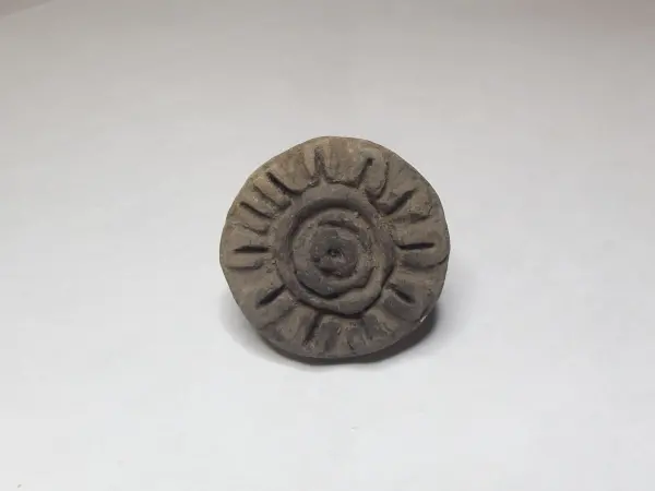 Sello de barro cocido