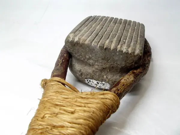 Batidor de piedra con horqueta de ramas