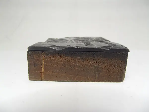 Grabado en plomo con base de madera