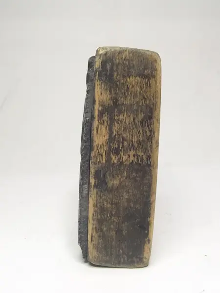 Grabado en plomo con base de madera