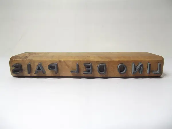 Sello metálico con base de madera