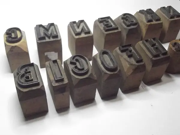 Sello metálico con base de madera
