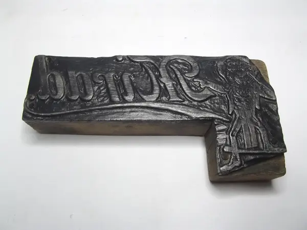 Grabado en plomo con base de madera